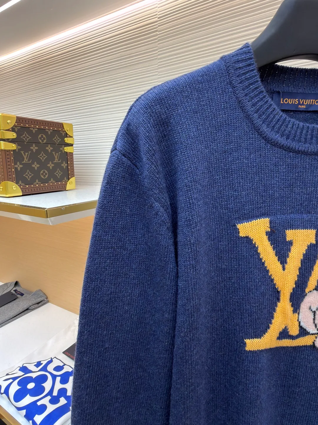 LOUIS VUITTON Seoul-limited intarsia knitted sweater ●Original version: purchased and developed by 11599 ●Item number: 1682133-B85 ●Fabric: wool blended fabric ●Technology: knitted intarsia production ●Color: blue ●Version: fitted version ●Weight: about 535 grams ●Size: S-M-L-XL ●Description: This Louis Vuitton navy blue knitted sweater is woven with 100% ultra-fine merino wool yarn. The basic gray cloth is knitted by a 14-needle precision knitting machine in the Italian workshop. The yarn is first pre-washed and milled to ensure that the garment is not easy to deform, pilling and has excellent skin-friendly properties. The iconic LV letters and Shiba Inu pattern on the front are made using intarsia jacquard technology. Imported acrylic and wool blended threads with high color fastness are used, and are woven needle by needle through a computer-controlled jacquard machine. There are no skipping or floating thread problems on the edges of the pattern. The colors are clearly layered and have a strong three-dimensional effect; the collar and cuffs Both the hem and the hem are made of double-rib hemming technology, with spandex elastic yarn, which has good resilience and is not easy to loosen after long-term wear. The entire body of the garment is hand-ironed and shaped. Every stitching follows the brand's strict 0.1cm stitch length standard, and the details show the exquisite texture of high-end knitting technology. The overall wiring is straight and delicate, the fabric is comfortable and soft, and the color is consistent without color difference. It can be matched with the same style to create a fashionable look and control various occasions. Customized accessories, complete with three standards, same style for men and women!